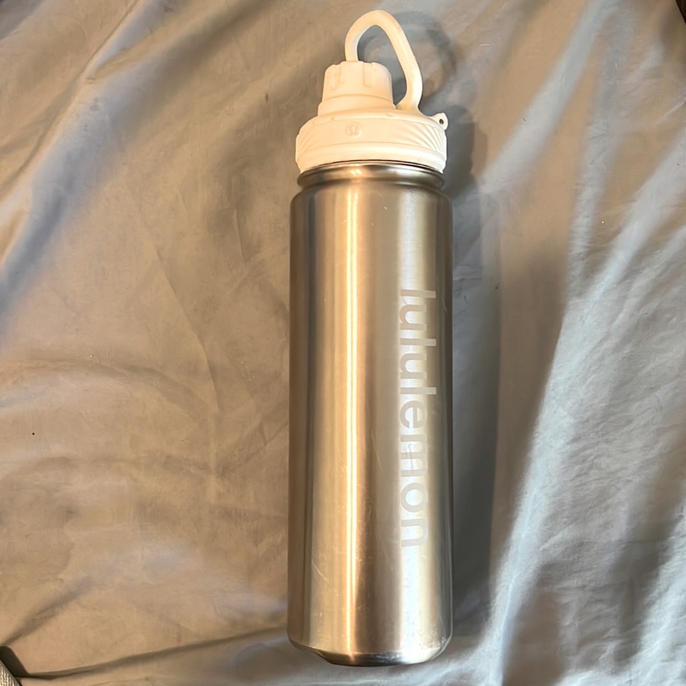 RARE SLVER LULULEMON WATER BOTTLE (Stainless Steal)